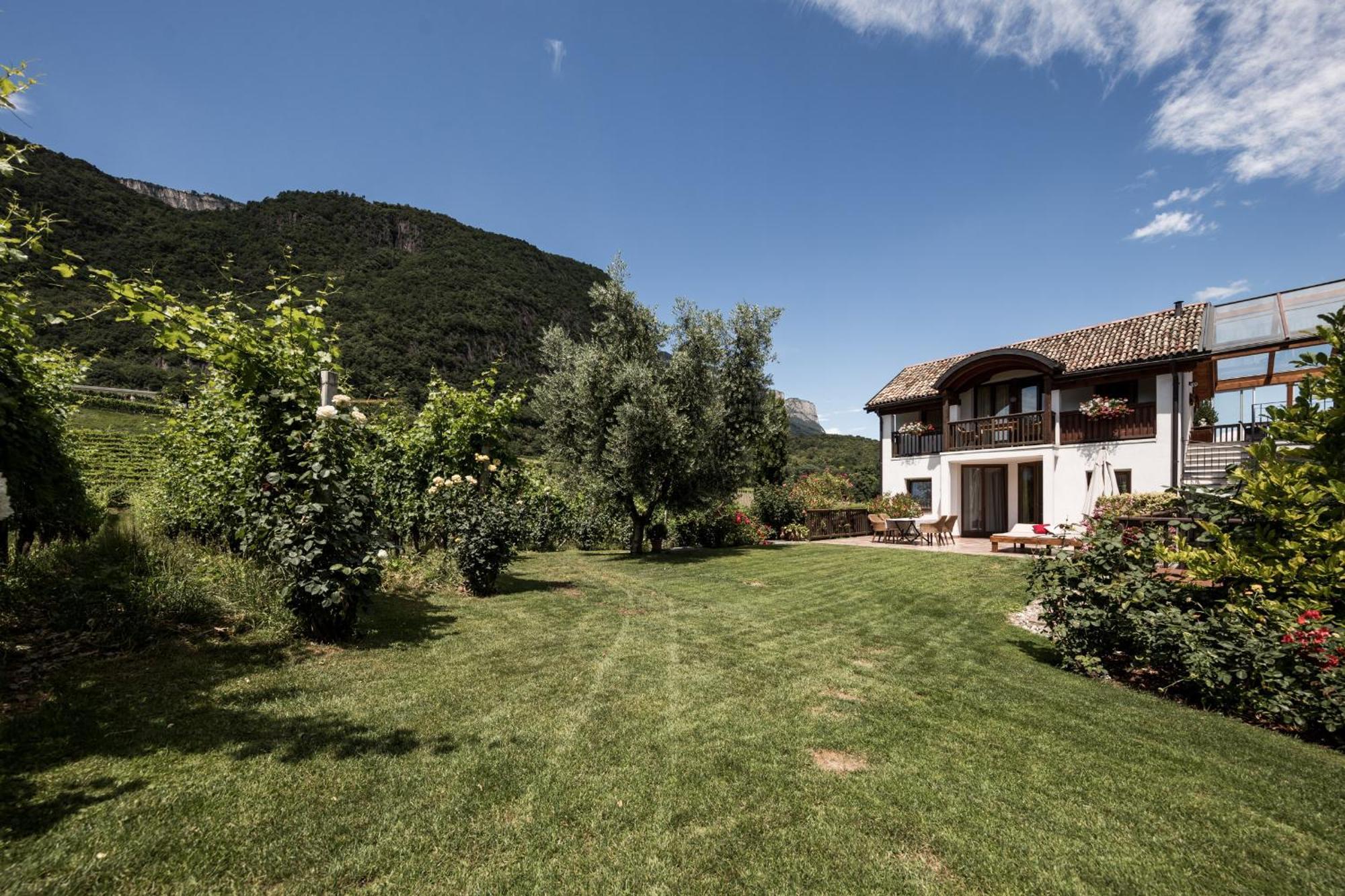 Weingut Weidlhof - Suite & Breakfast - Vacation For Wine Lovers Caldaro Exterior foto